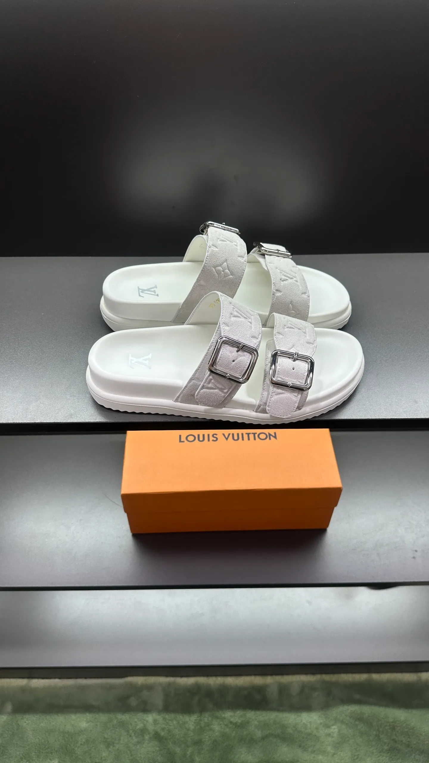 P320 🔍Top purchasing agent LV men's spring and summer slippers counter synchronized. The uppers are made of cowhide fabric imported from Italy, with logo graphics and high-quality craftsmanship. The soles are: original soles specially provided by the original factory. Exclusive molded soles are super comfortable. Original factory follow-up orders. 🔍🔍High quality. You can enter and exit the counter at will. Welcome to compare. Size 38-45